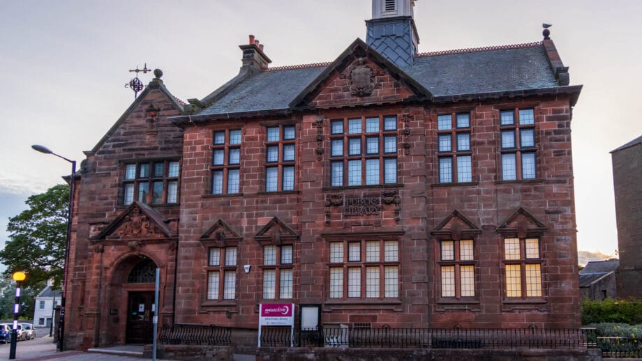 Die Bücherei in Montrose wurde von Andrew Carnegie gestiftet.