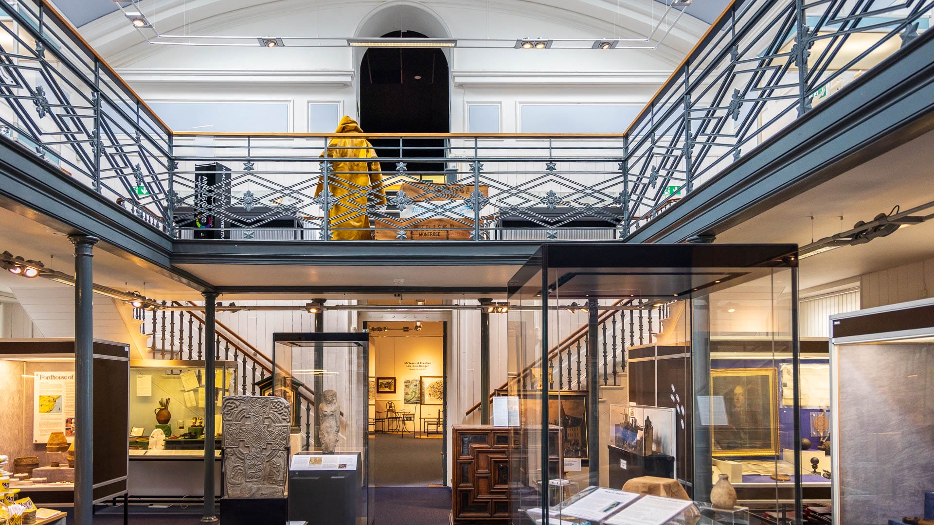 Der Hauptraum mit einer umlaufenden Galerie im Montrose Museum.