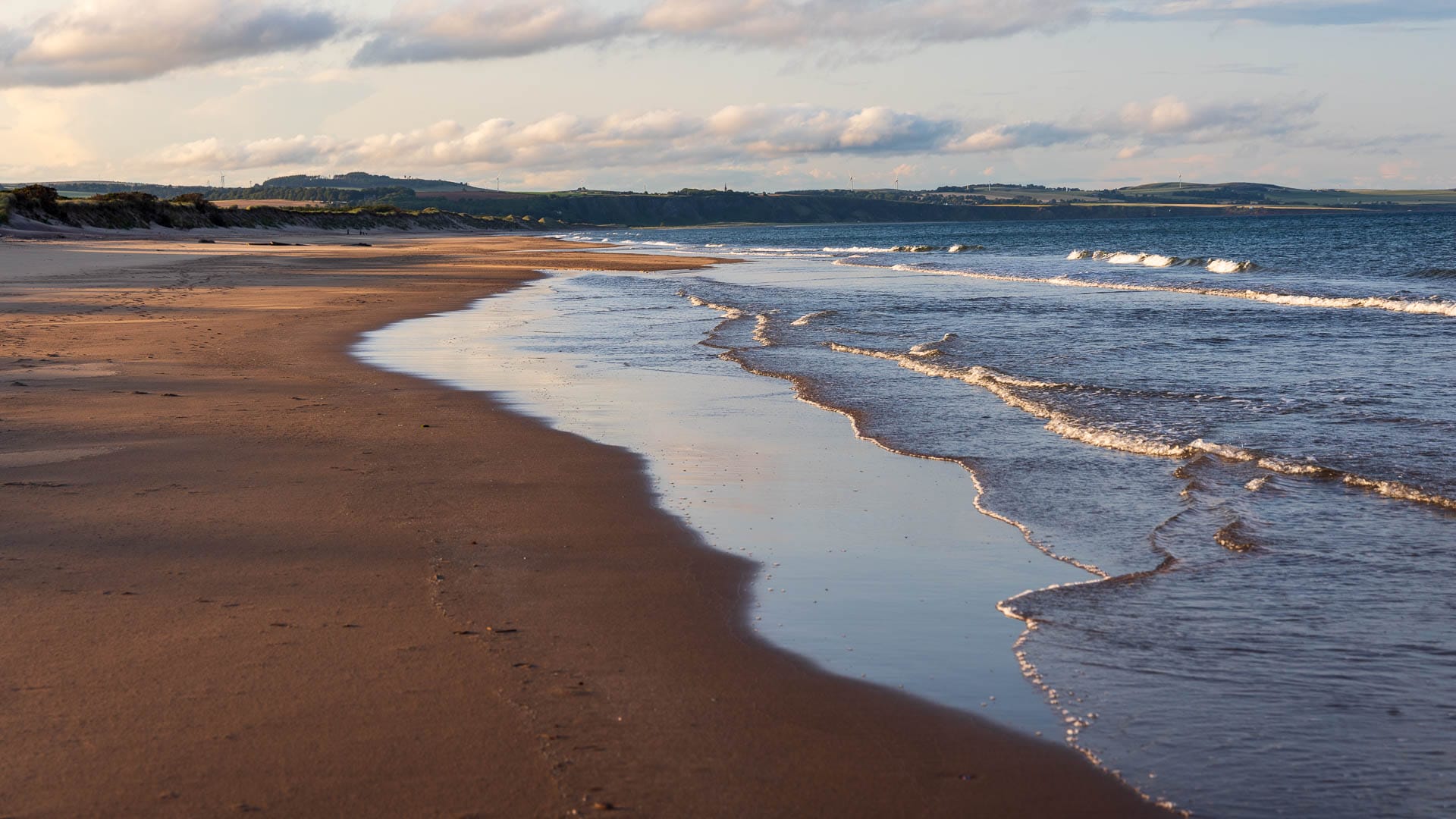 Der rötliche Sandstrand von Montrose