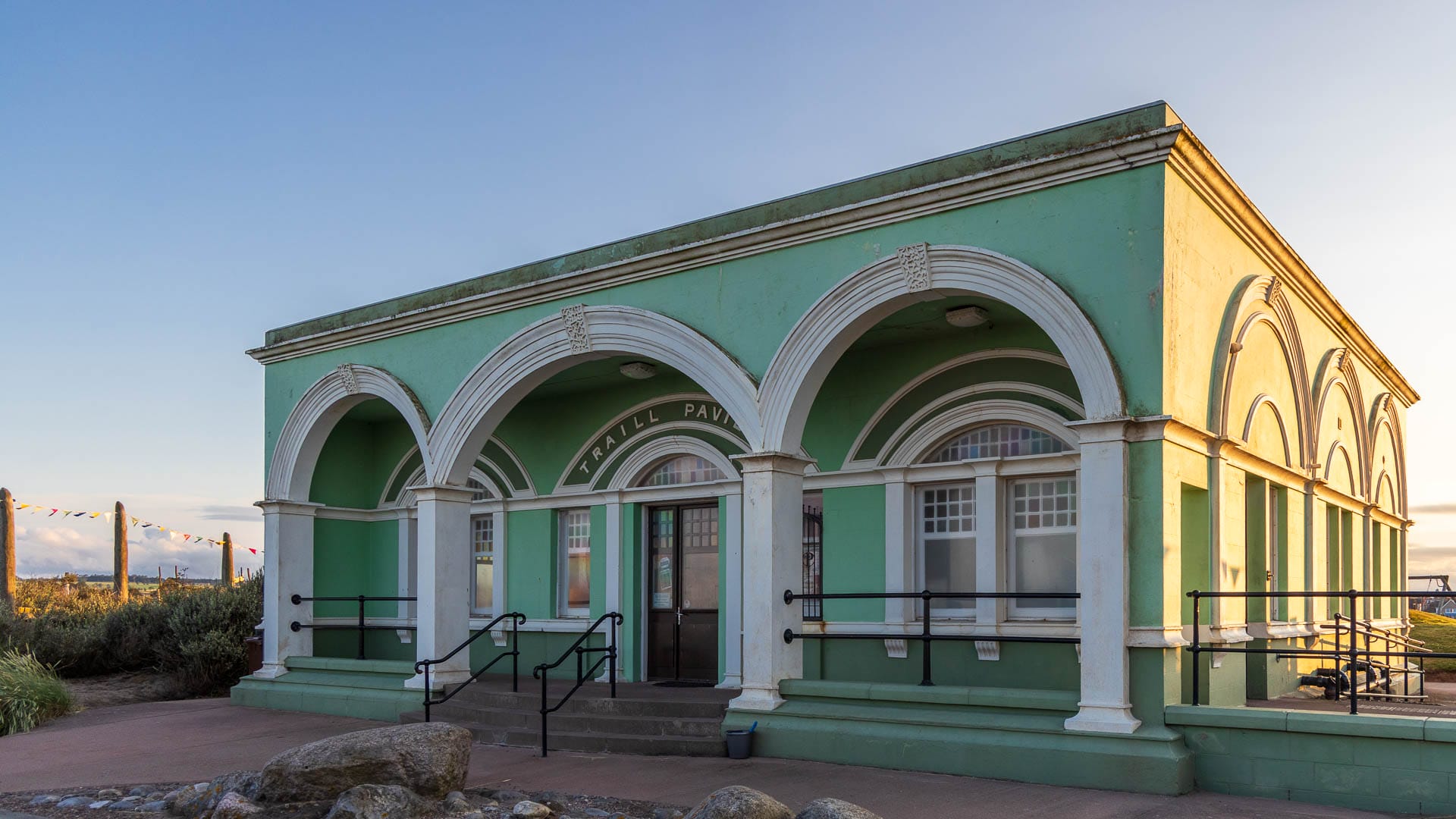 Ein Haus mit Rundbögen am Strand - das ist der Traill Pavilion.