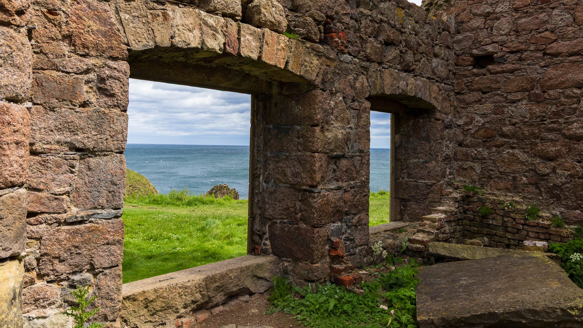 Blick durch die Fenster aufs Meer