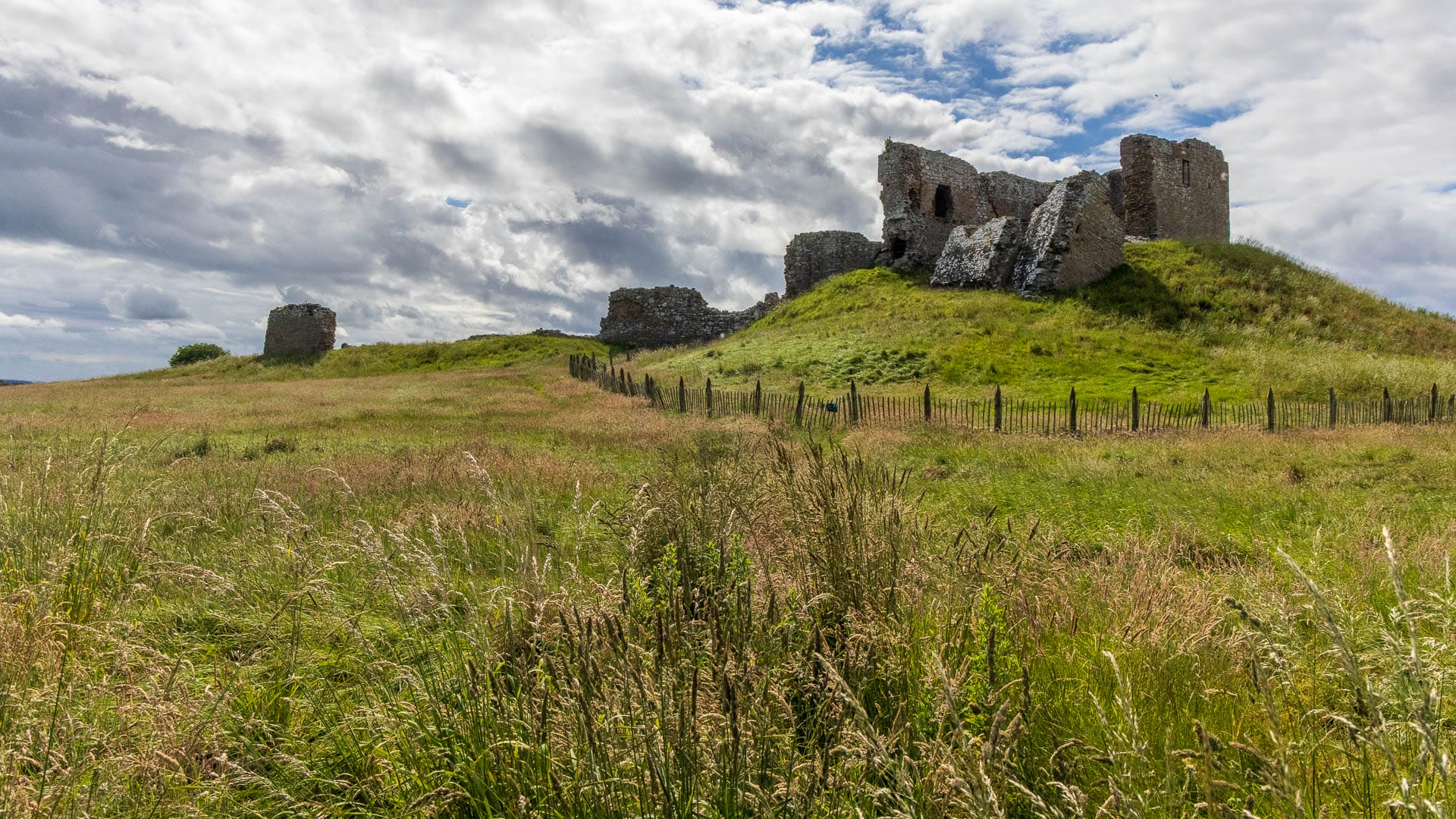 Ein Blick auf die Burg auf dem Hügel