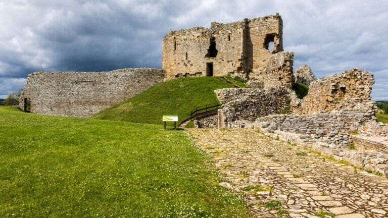 Duffus Castle auf einem Hügel.