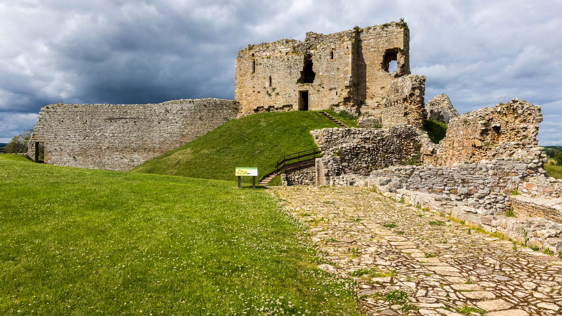 Duffus Castle auf einem Hügel.