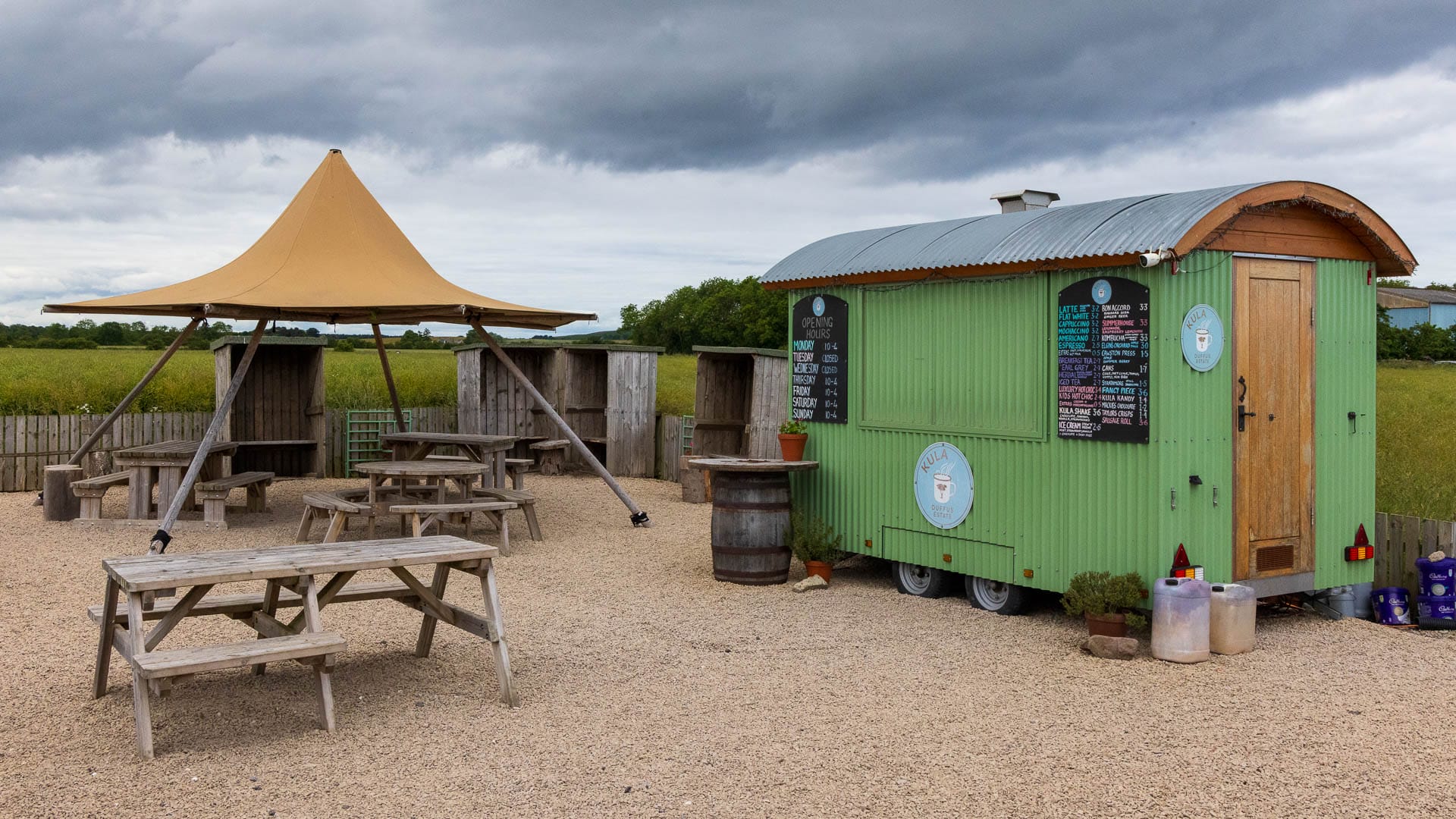 Café am Parkplatz der Duffus Castle