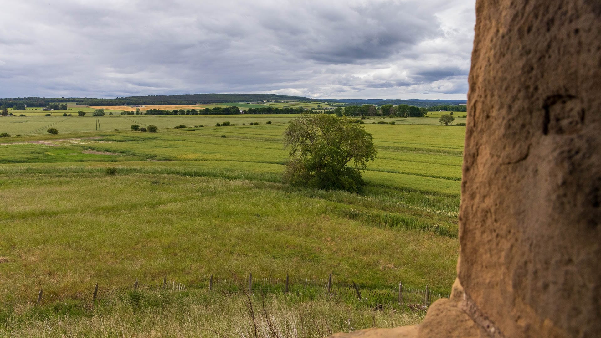 Der Blick über den Laich of Moray bei Duffus Castle.