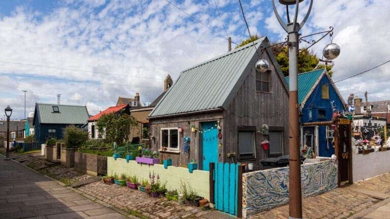 Häuser mit bunten Türen und Fenstern im Ortsteil Footdee in Aberdeen.