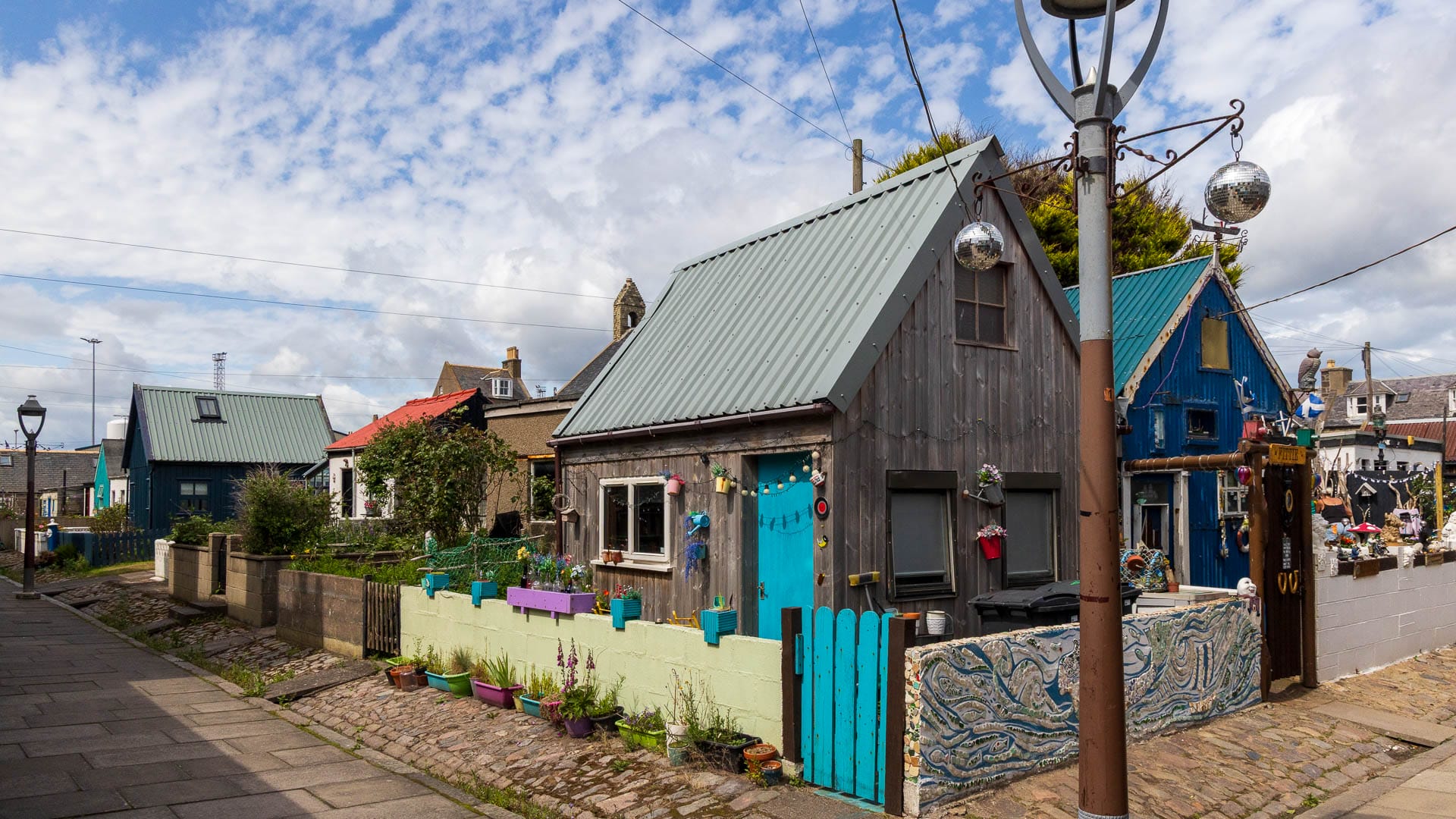 Häuser mit bunten Türen und Fenstern im Ortsteil Footdee in Aberdeen.