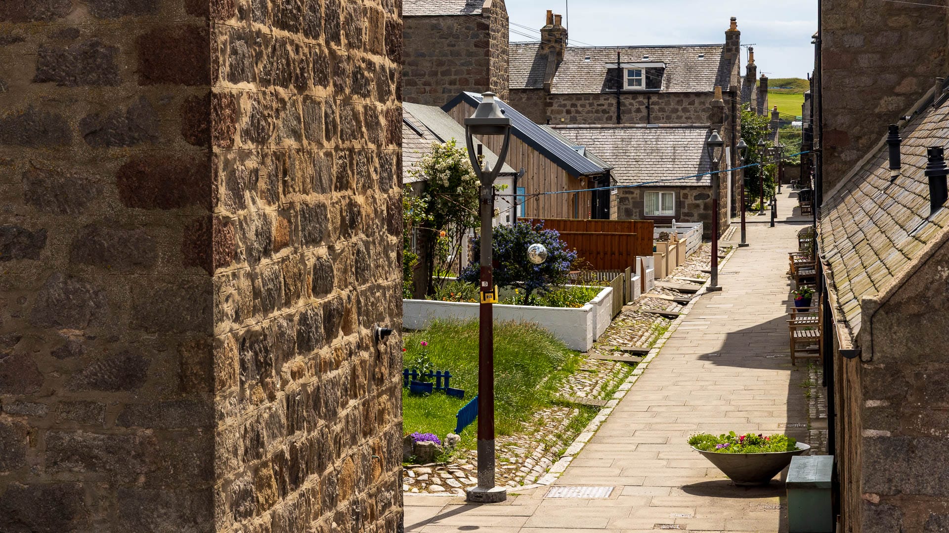 An einer Seite führt eine Treppe hinab ins Footdee.