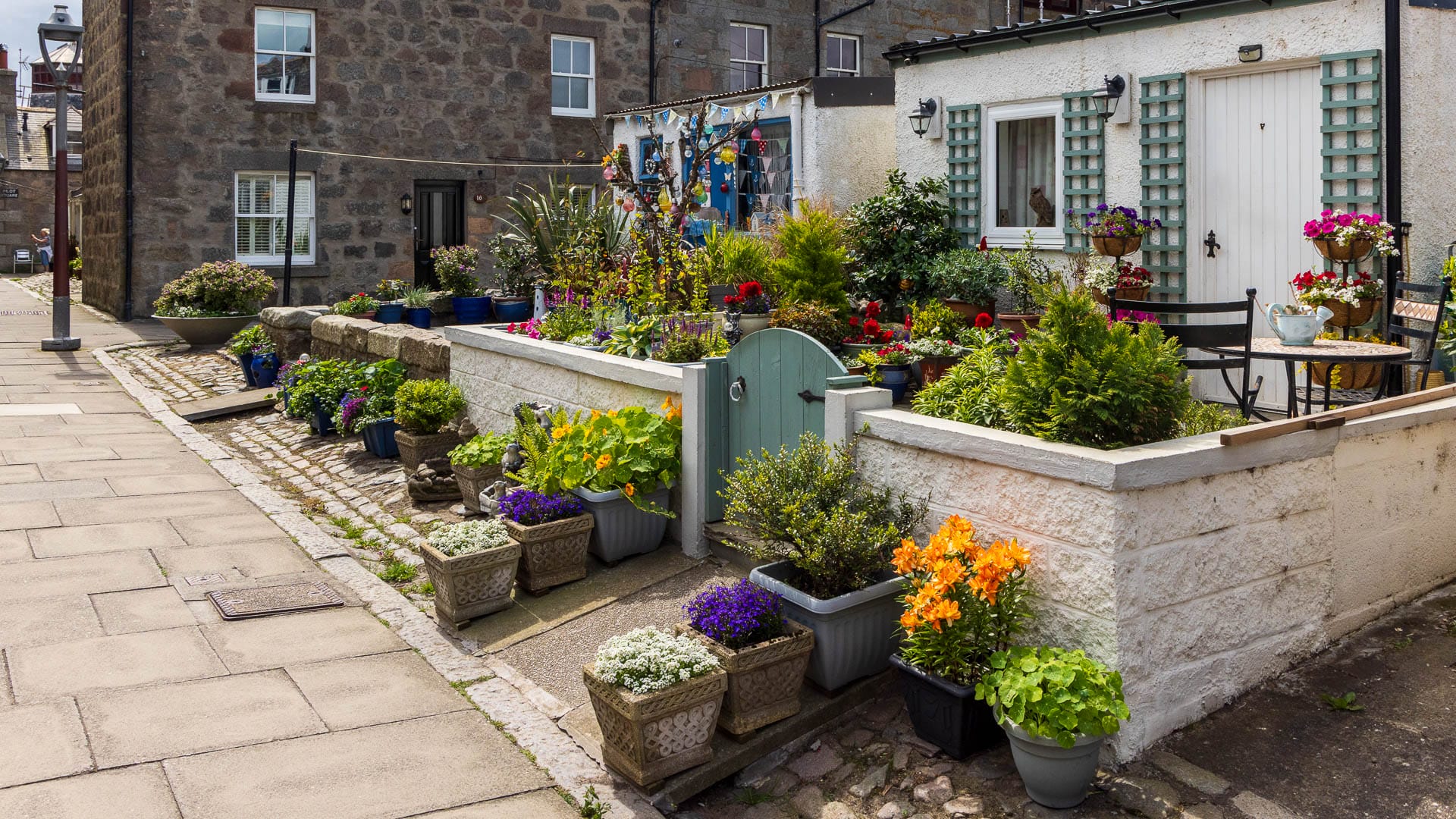 Ein Haus mit vielen Blumen davor