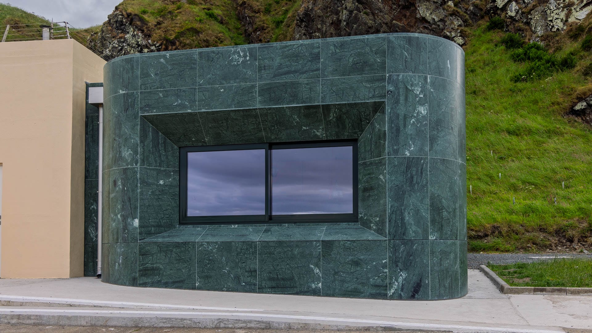 Die Erweiterung des Teehauses in grünem Marmor und Art-déco Optik.