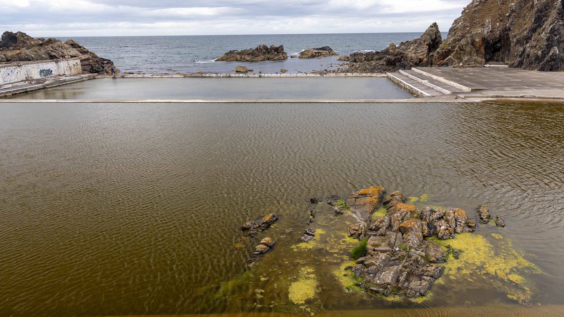 Blick von der Dachterrasse über die Becken.