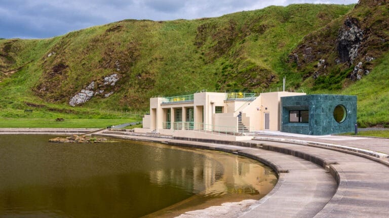 Tarlair Swimming Pool mit Gebäude