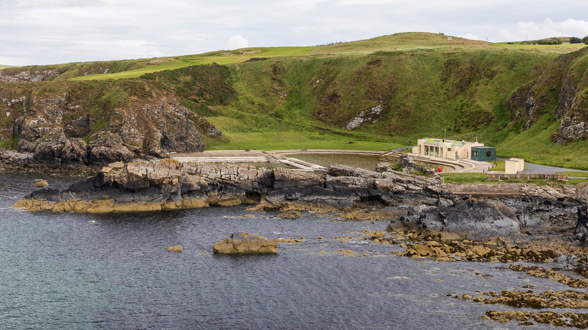 Tarlair Swimming Pool von der Straße aus
