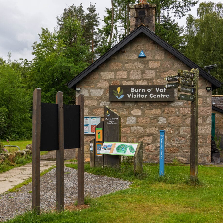Ein kleines Steinhaus ist das Besucherzentrum für Muir of Dinnet