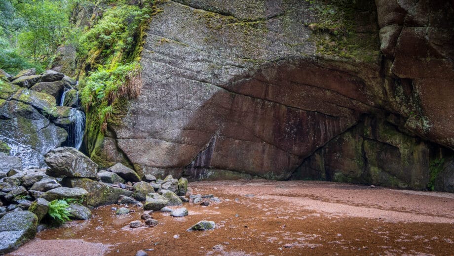 Der Felskessel und der kleine Wasserfall am Burn o’ Vat