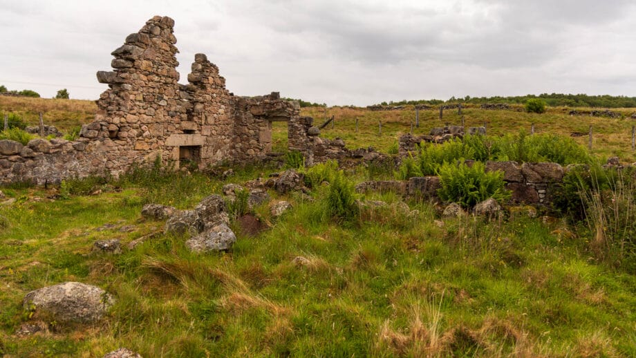 Der Überrest einer Hauswand, auf deren Innenseite sogar der Kamin noch zu erkennen ist.