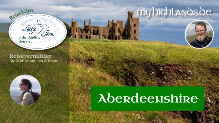 Eine Burgruine auf einer Klippe mit Meer im Hintergrund