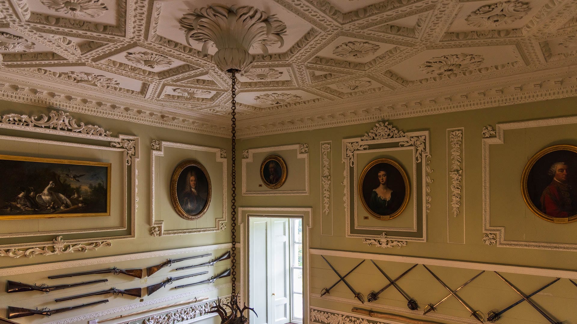 Waffen und Gemälde an den Wänden