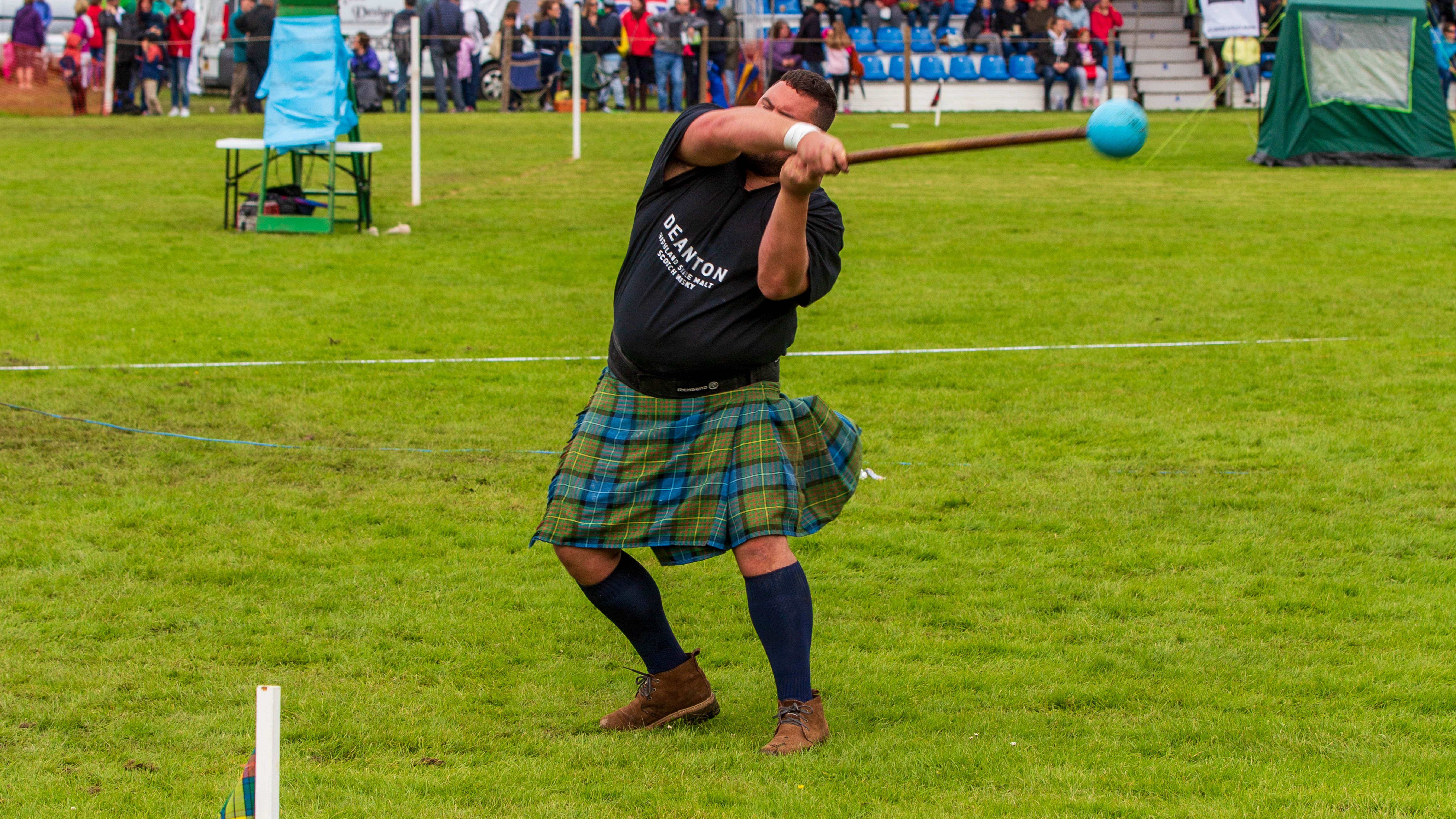 Ein Athlet bei den Bridge of Allan Highland Games schleudert den Hammer.