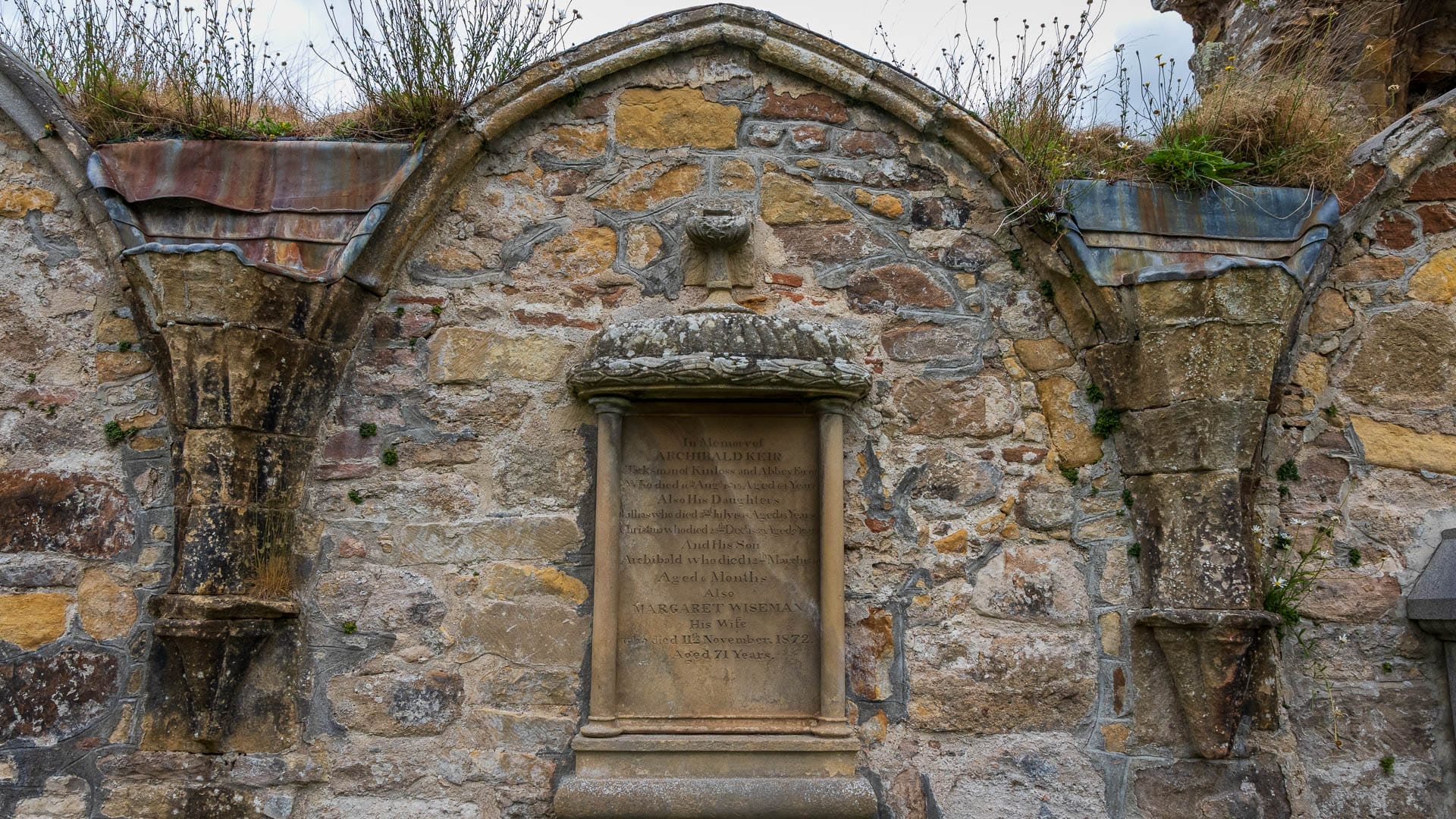 Ein Grabstein in einer der Mauern von Kinloss