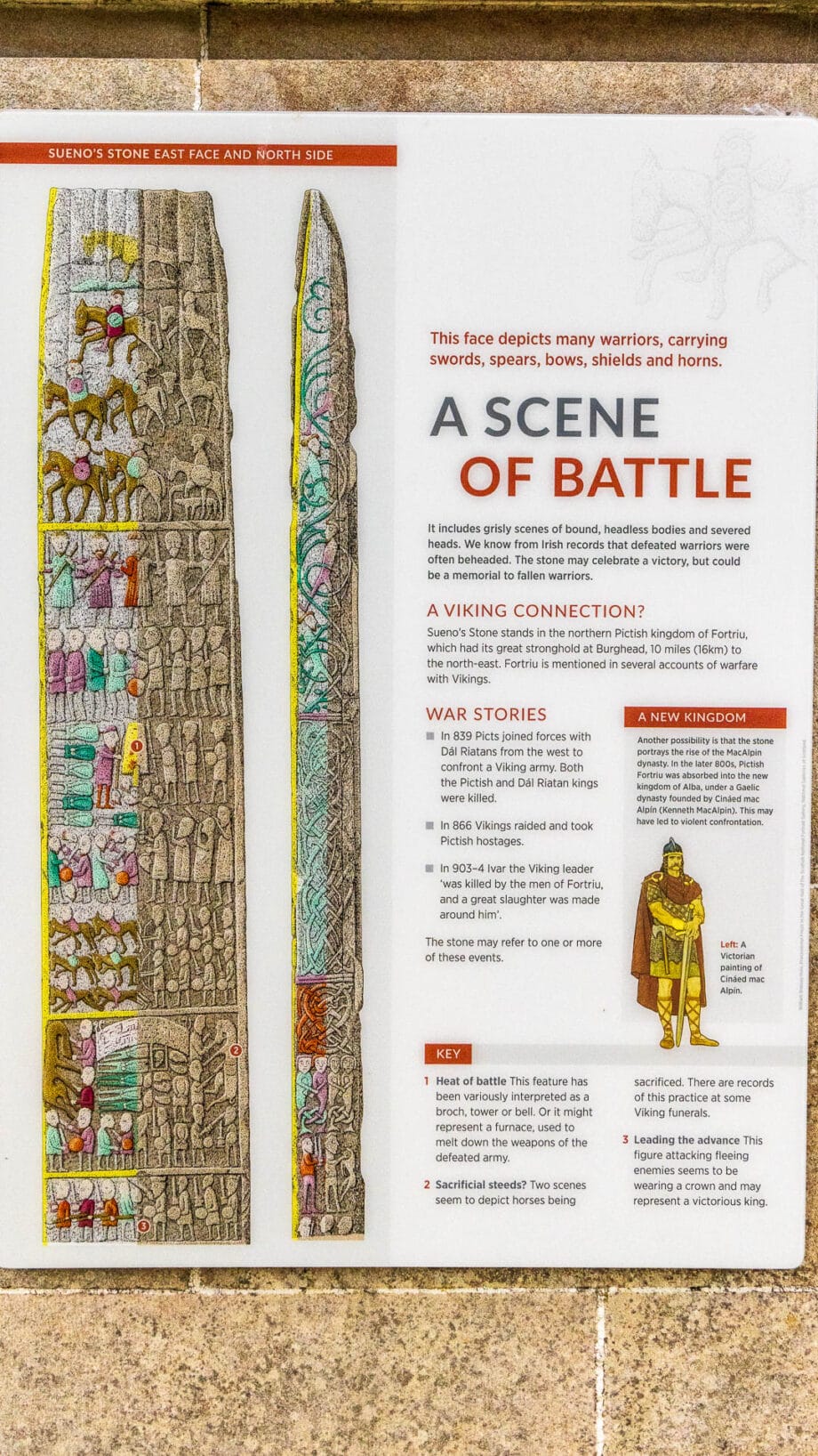 Die Informationstafel zeigt, wie der Sueno’s Stone bemalt ausgesehen haben könnte.