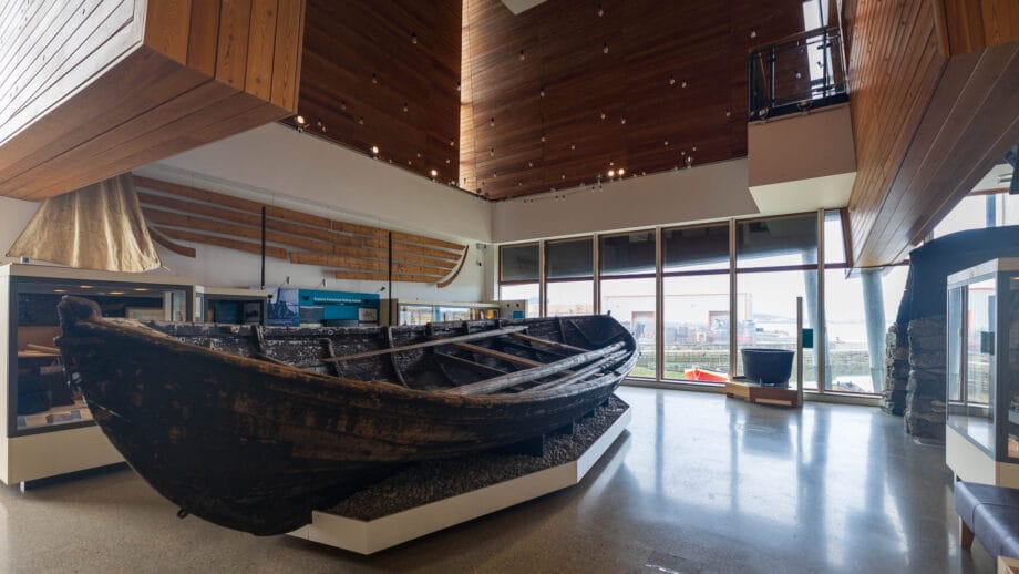 Ein altes Boot im Shetland Museum in Lerwick
