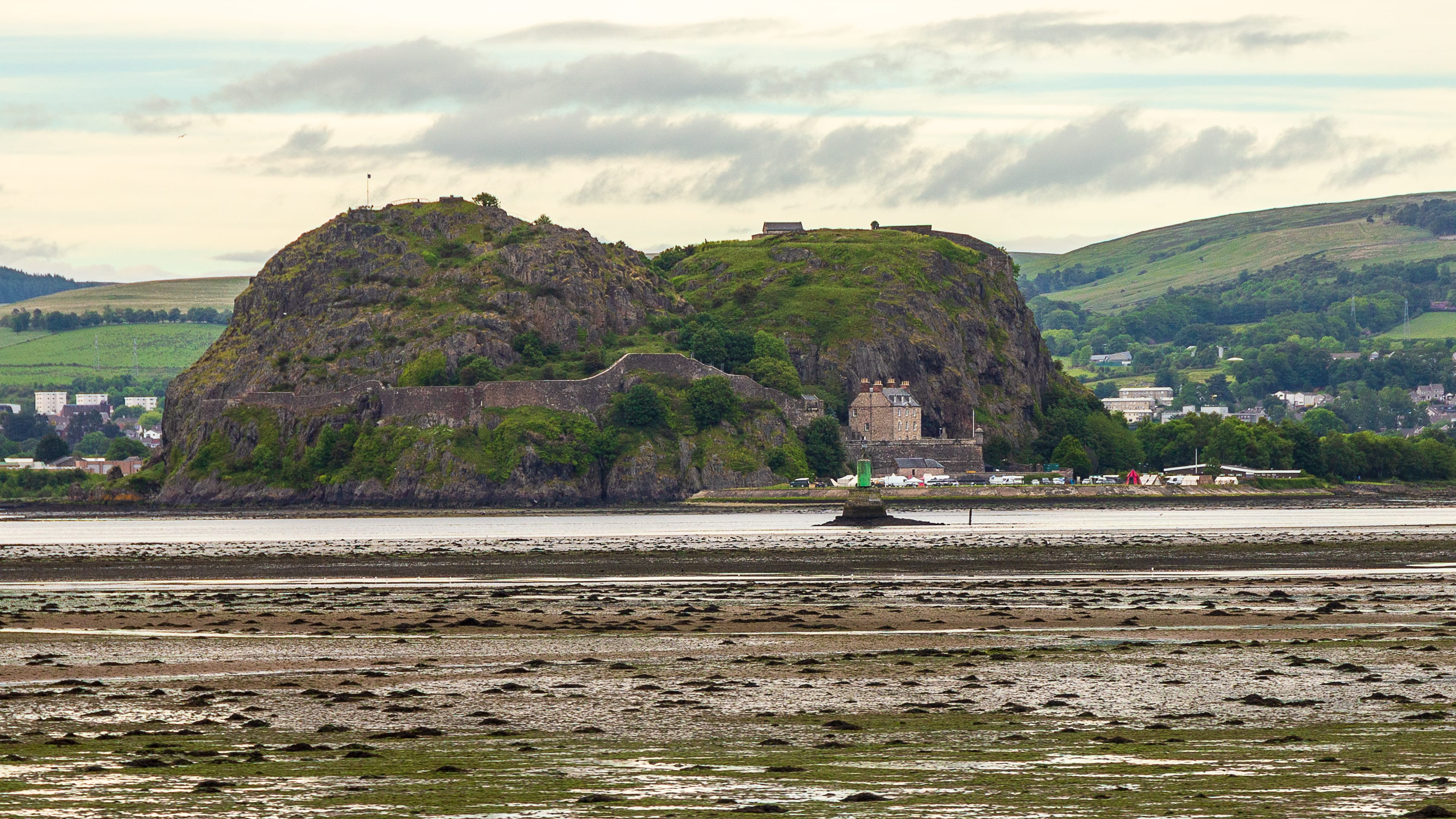 Dumbarton Rock im Mündungsdelta des Flusses Clyde, einst Sitz der Könige von Alt Clut