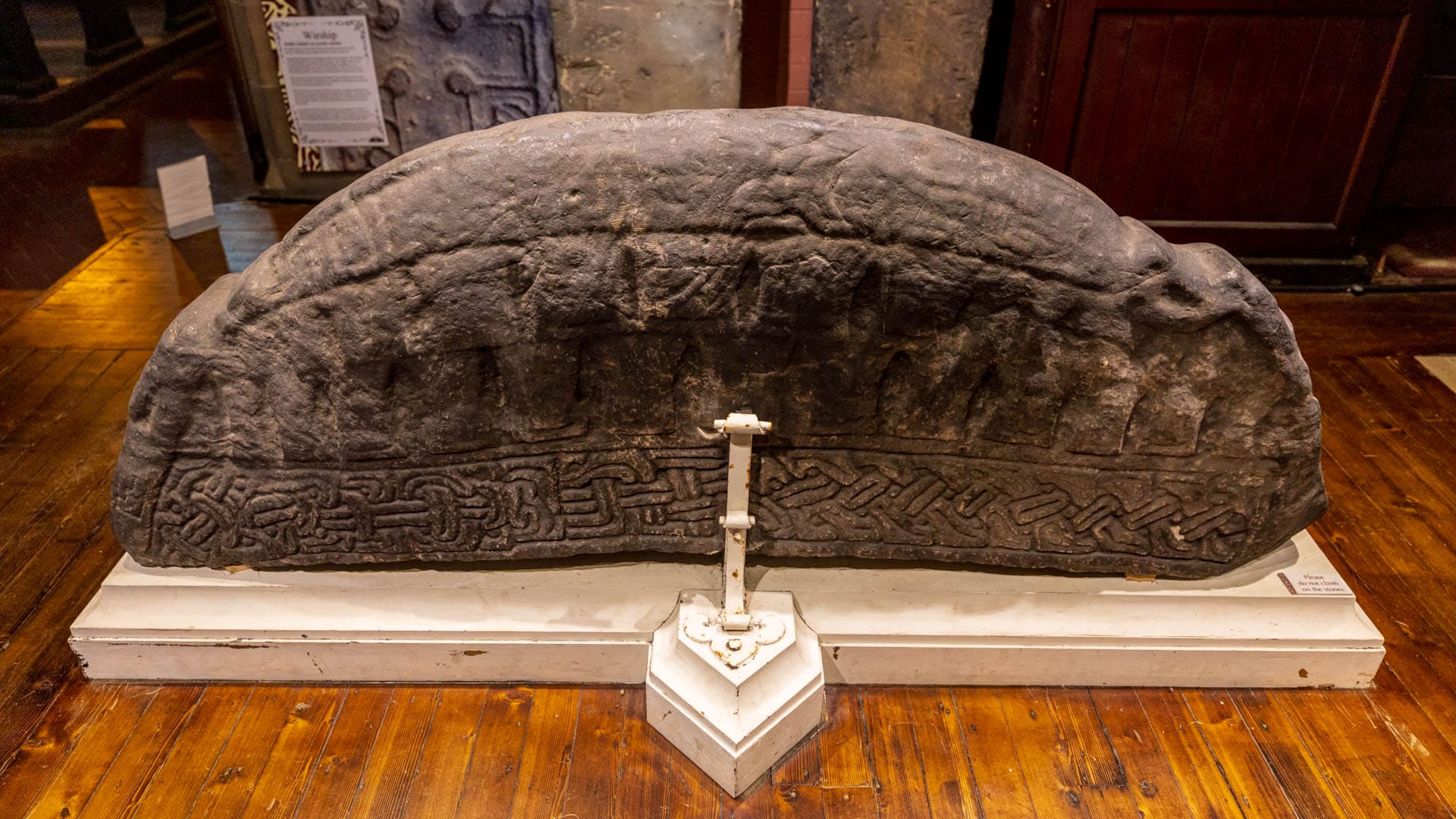 Hogback-Grabstein mit nordischer Formensprache in der Govan Old Parish Church