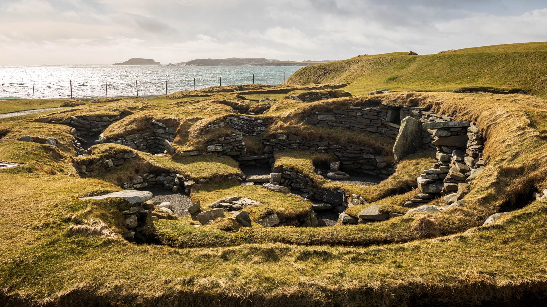 Blick über die Ruinen von Jarlshof mit der Sumburgh-Bucht im Hintergrund