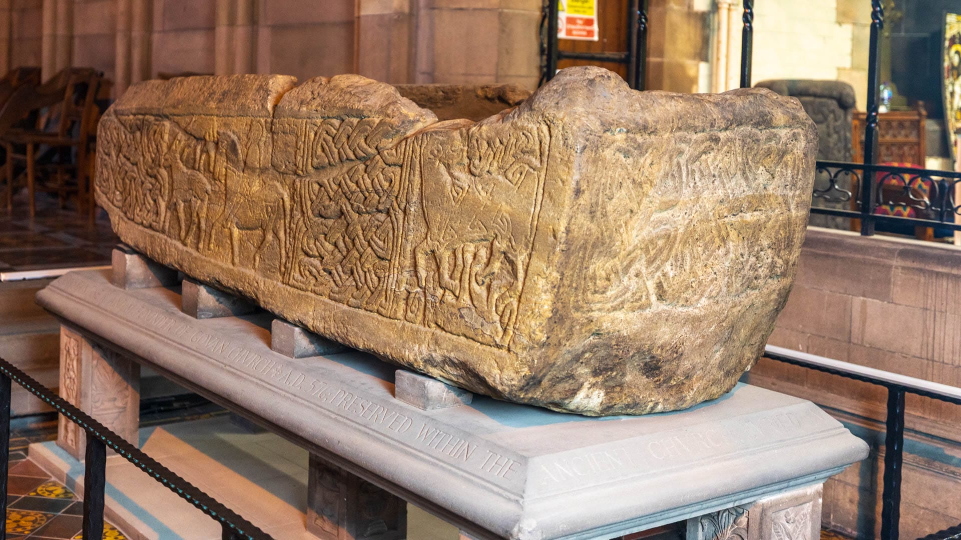 Steinerner Sarkophag eines Königs in der Govan Old Parish Church bei Glasgow
