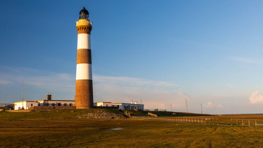 Phare rayé noir et blanc de North Ronaldsay dans la chaude lumière du soir