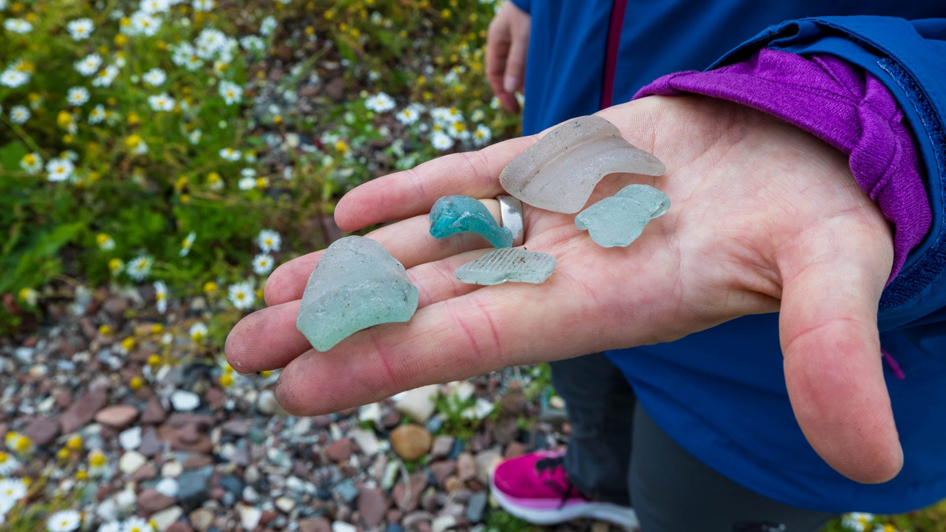 Katrin hält etwas Seeglas in der Hand, das sie am Farland Point gesammelt hat.