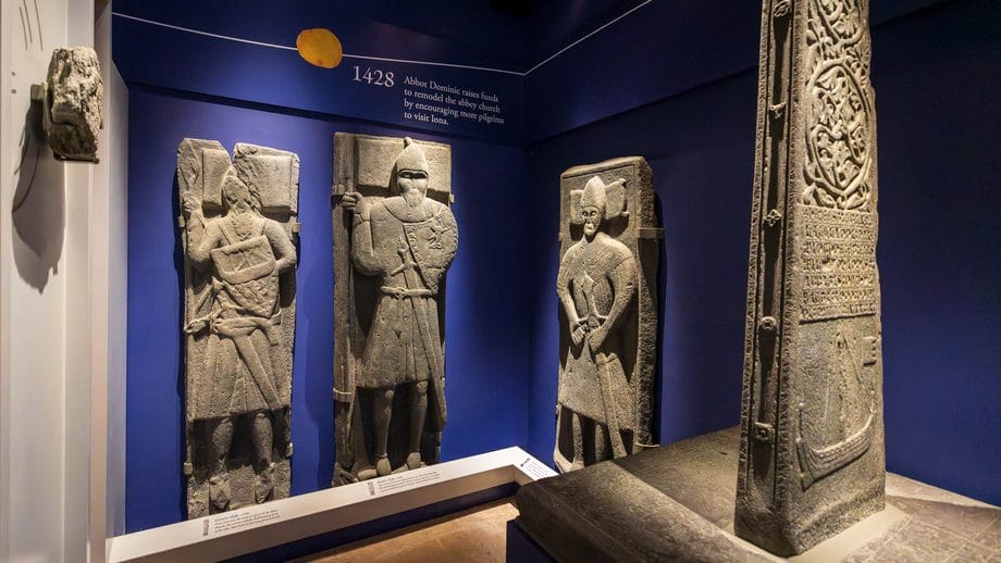 Im Iona Museum stehen Grabplatten und mehr.