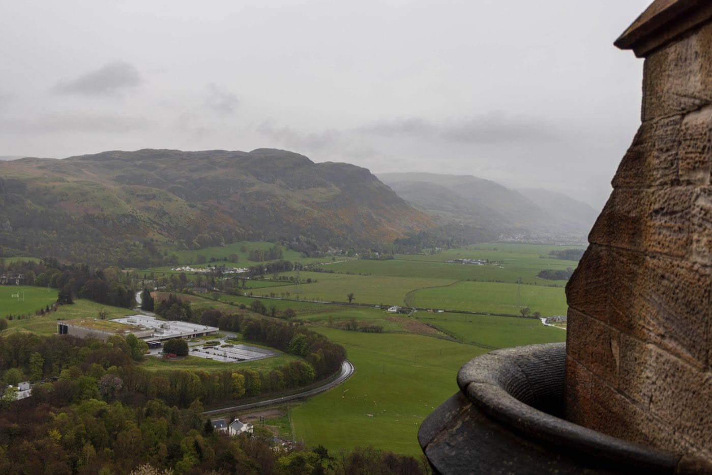 Blick vom Wallace Monument über die Ebene bei Stirling zu den Highlands