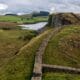 Hadrianswall am Sycamore Gap in der Landschaft Nordenglands