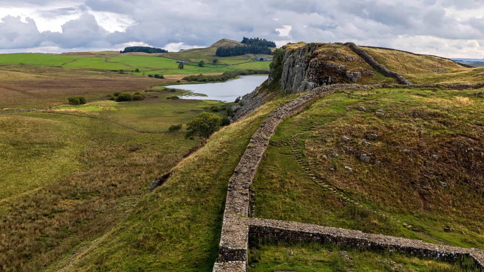 Hadrianswall am Sycamore Gap in der Landschaft Nordenglands