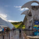 Ein Boot fährt ins Falkirk Wheel