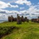 Die Slains Castle von Norden gesehen besteht nur noch aus einigen Mauern, die nahe einer Klippe zur Nordsee stehen.