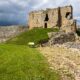 Duffus Castle auf einem Hügel.