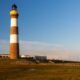 Schwarz-weiß gestreifter Leuchtturm von North Ronaldsay im warmen Abendlicht